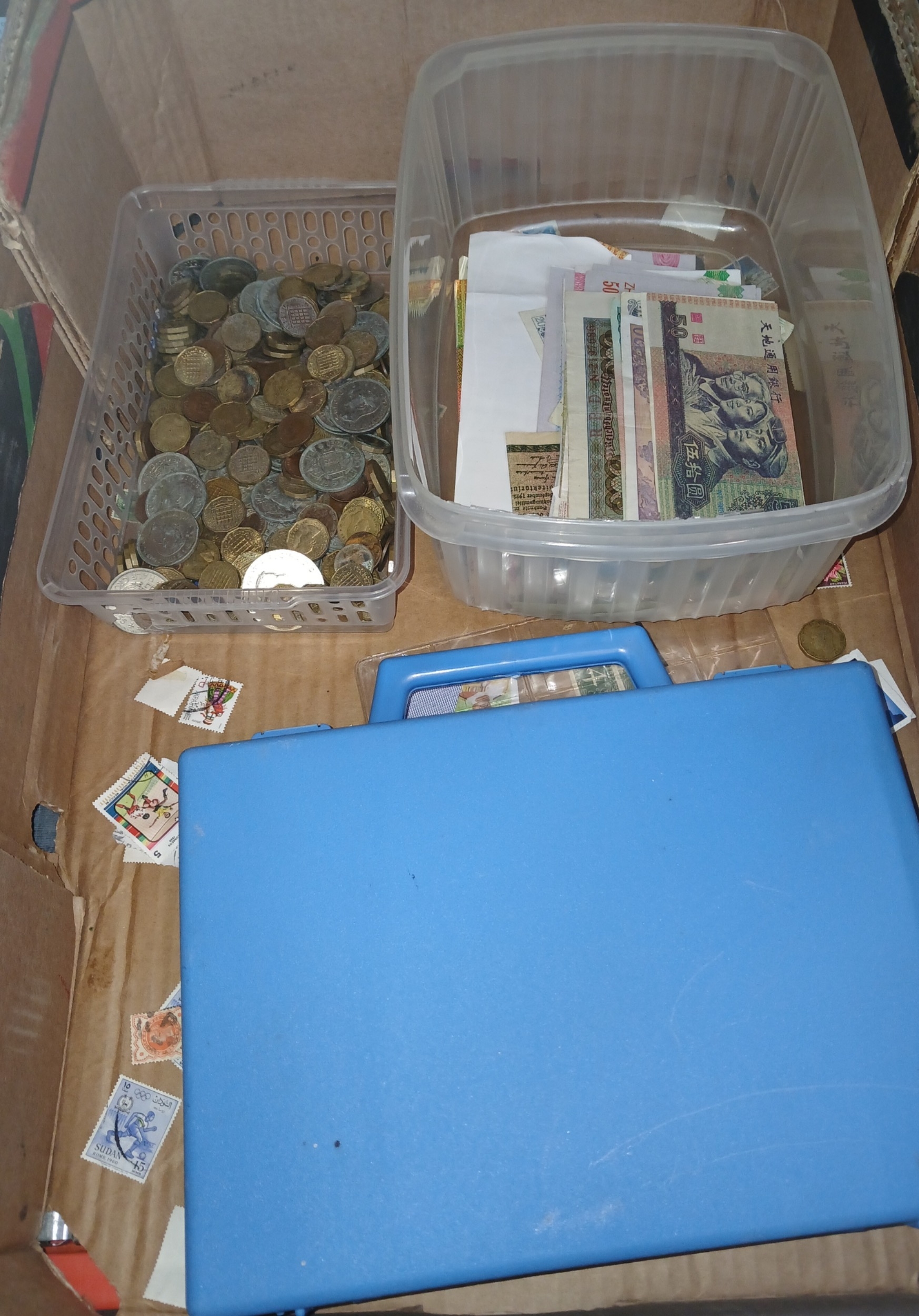 A box of world coins and bank notes, including half crowns