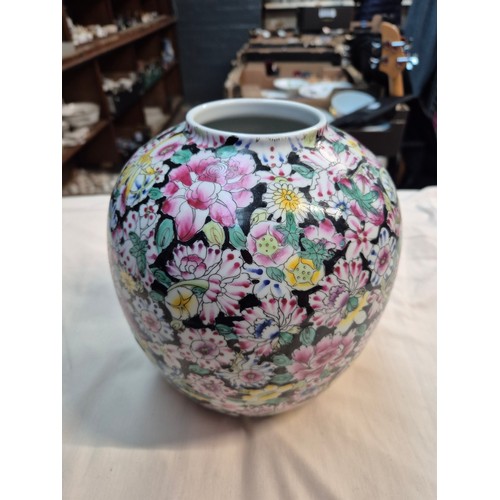7 - 2 Chinese ginger jars, one with lid