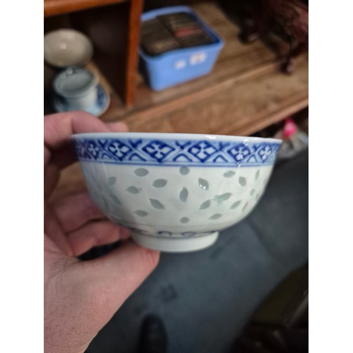 31 - A collection of blue and white oriental ceramics