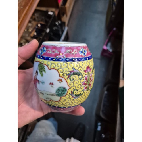 32 - A group of 10 ginger jars, 6 with lids