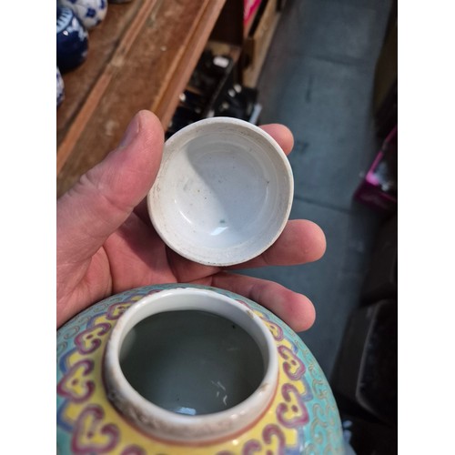 32 - A group of 10 ginger jars, 6 with lids