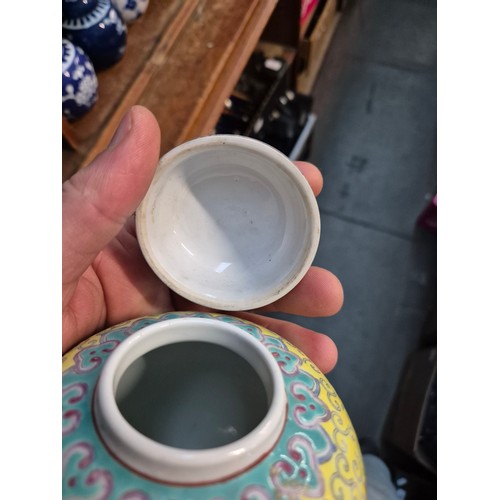 32 - A group of 10 ginger jars, 6 with lids