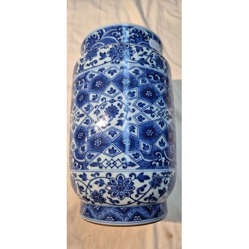 6 - A Chinese blue & white vase decorated with geometric patterns, 23cm in height.