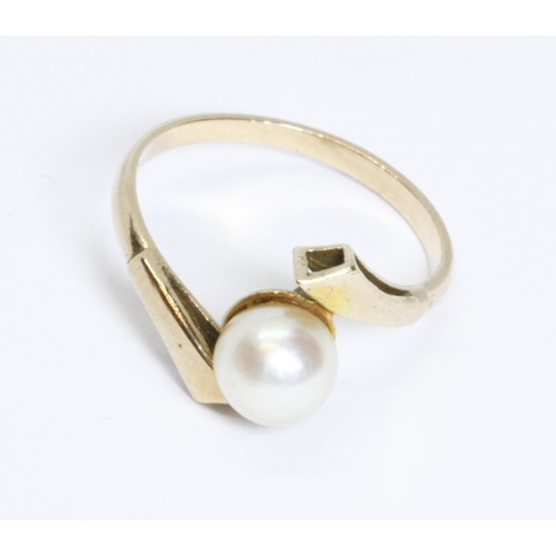 41 - A cultured pearl ring, indistinctly marked, gross weight 2g, size K.