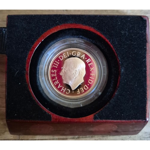 180E - A Royal Mint 2022 gold proof coin 'Queen Elizabeth II Memorial Sovereign', in presentation box with ... 
