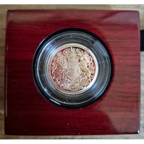 180E - A Royal Mint 2022 gold proof coin 'Queen Elizabeth II Memorial Sovereign', in presentation box with ... 