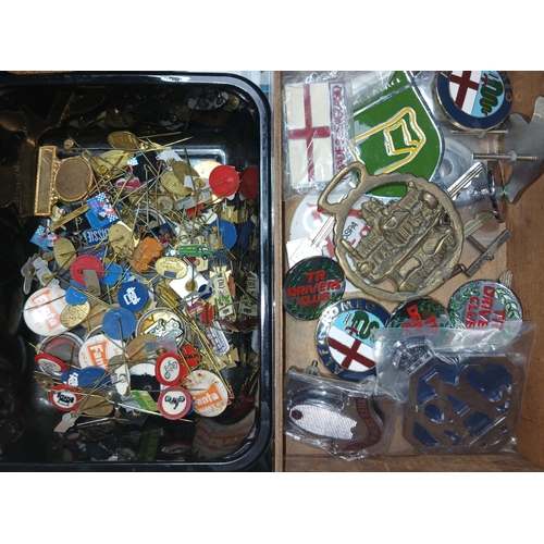 190A - A box of assorted vehicle type badges and pin badges etc.