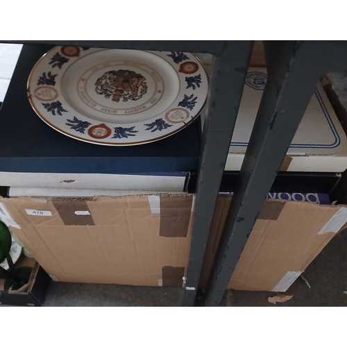 423 - A box of assorted collectors plates including Wedgwood.