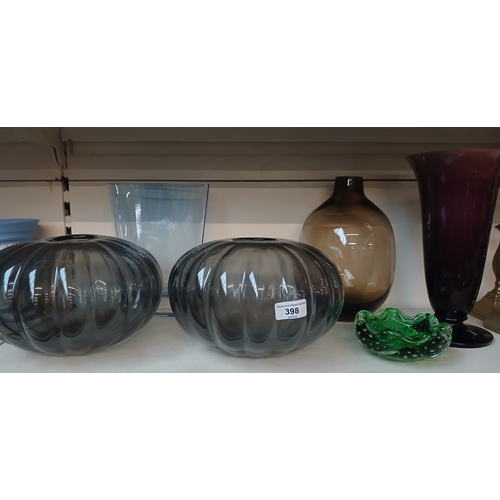 398 - 6 pieces of coloured glass ware including controlled bubble ash tray, a pair of smoked glass bowls, ... 