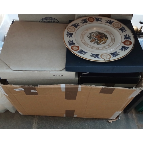 423 - A box of assorted collectors plates including Wedgwood.
