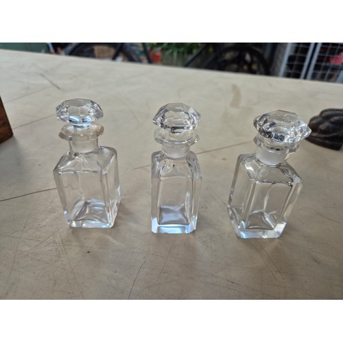 7 - A hinged wooden scent casket containing a set of three perfume bottles