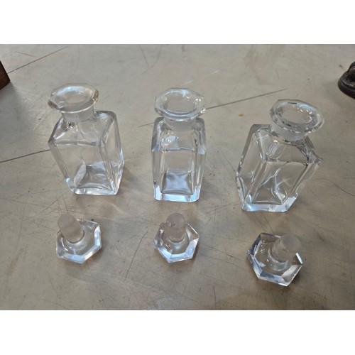 7 - A hinged wooden scent casket containing a set of three perfume bottles