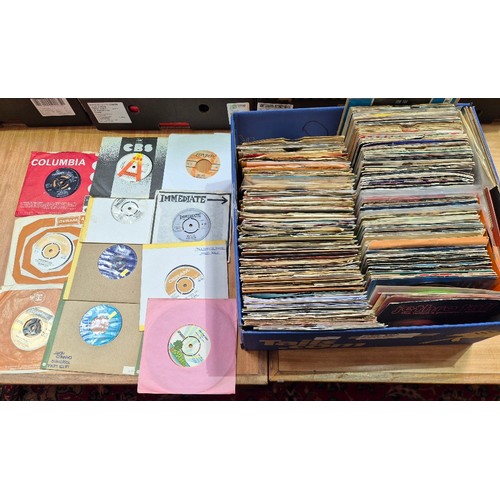 A box of over 250 7" vinyl singles from the 1970s & 80s to include Pink ...