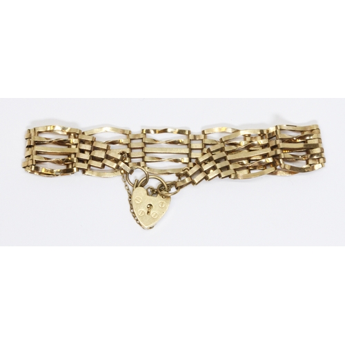 16 - A hallmarked 9ct gold gate bracelet, length 17cm, weight 8.1g.