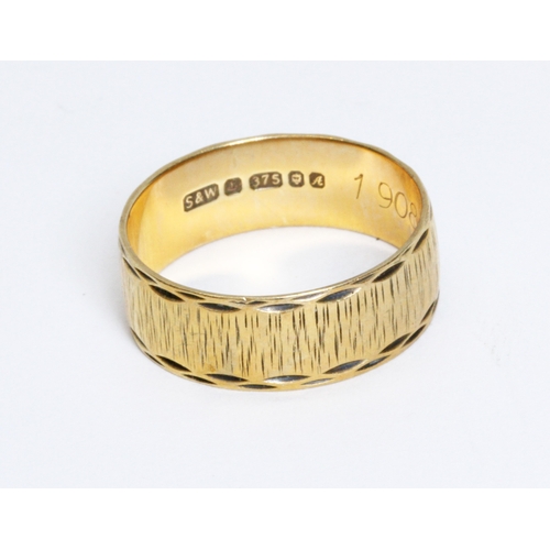 31 - A 9ct gold wedding band, hallmarked; sponsor 'S&W', London 1975, weight 3g, size M/N.