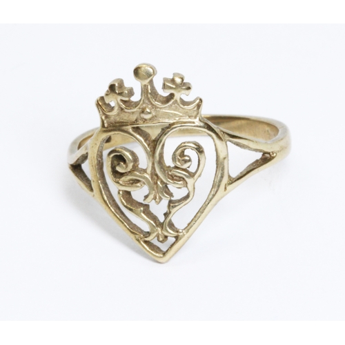 33 - A 9ct gold crest ring, hallmarked; sponsor 'CCJld', Sheffield 1989, weight 2.6g, size P.