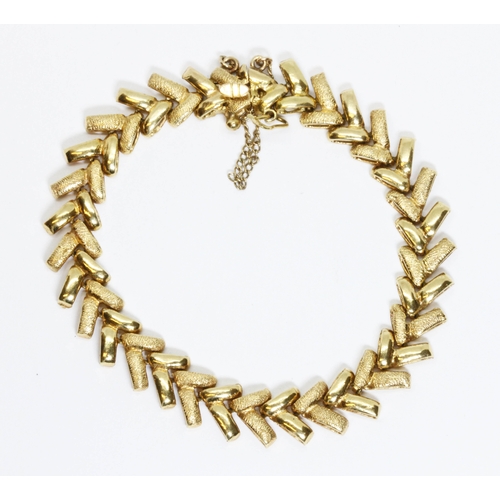 51 - A chevron link bracelet, Egyptian Cairo .750 mark, weight 20g, length 17cm.