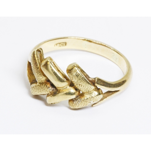 56 - A chevron link ring, marked '18ct', weight 4.2g, size Q.