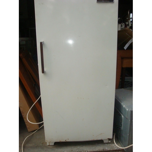 595 - GE Upright Freezer-Code AM7169R