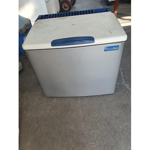 174 - Vintage Refrigerator with Adaptor For Cars (Working When Lotted)