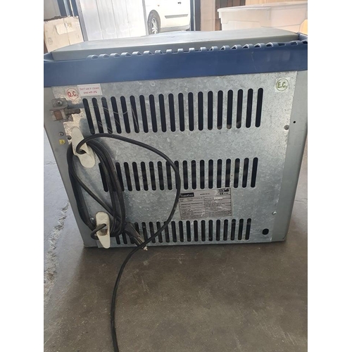 174 - Vintage Refrigerator with Adaptor For Cars (Working When Lotted)