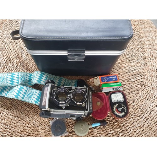 178 - Vintage Professional TLR Mamiya C220 In Original Case & Vintage Camera Accessories