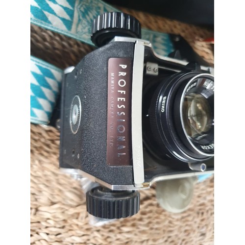 178 - Vintage Professional TLR Mamiya C220 In Original Case & Vintage Camera Accessories