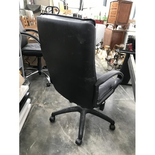 198 - Black Leather Swivel Office Chair on Castors
