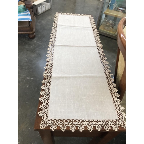 123 - Qty of Table Runners