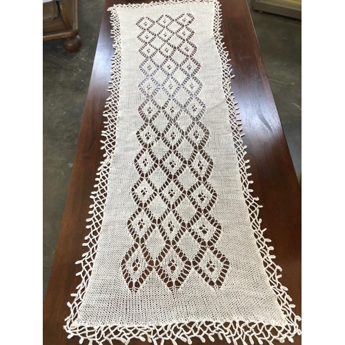 123 - Qty of Table Runners