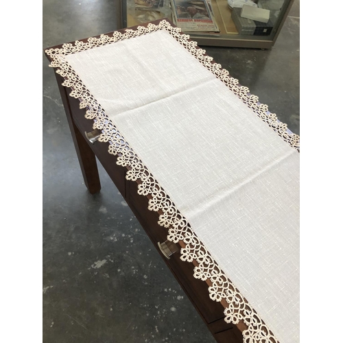 123 - Qty of Table Runners