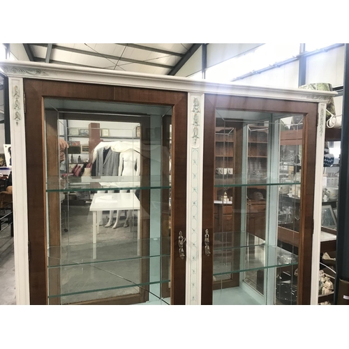 115 - Vintage Ornate Back-Mirrored Vitrine/Display Cabinet with 4 Bottom Drawers (175 H. x 135 W. x 40cm D... 