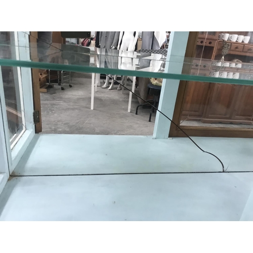 115 - Vintage Ornate Back-Mirrored Vitrine/Display Cabinet with 4 Bottom Drawers (175 H. x 135 W. x 40cm D... 