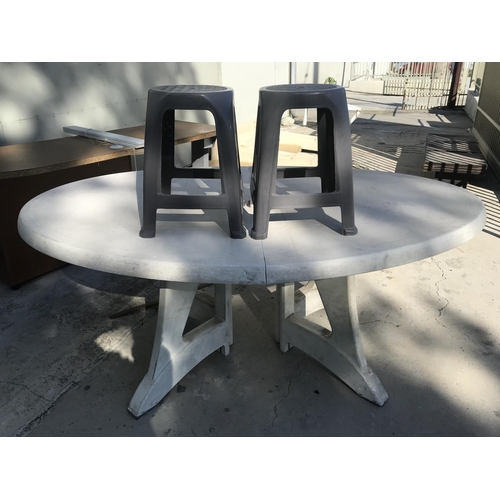 562 - White Oval Plastic Garden Table with Pair of Plastic Stools