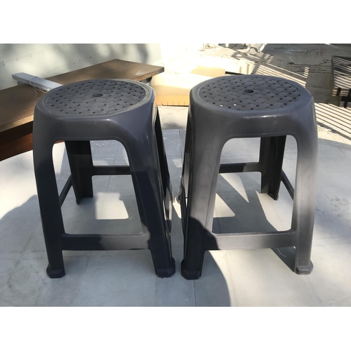 562 - White Oval Plastic Garden Table with Pair of Plastic Stools