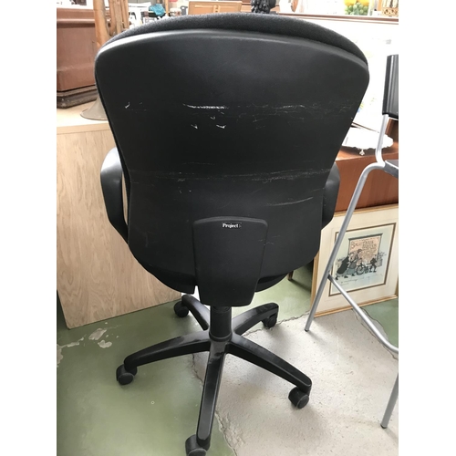 144 - Black Swivel Office Chair