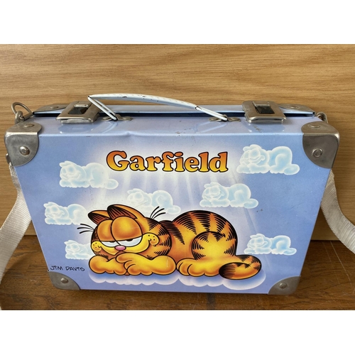 195 - Vintage Collectable Garfield Metal School Bag