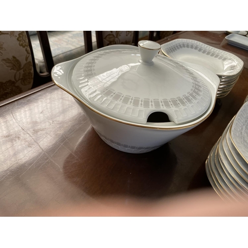 217 - Wanel Porcelain Dinner Set Comprising 18 Dinner Plates, 8 Soup Plates, 2 Serving Dishes, Sauce Boat ... 