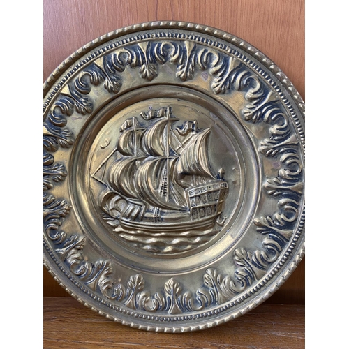 190 - Vintage Pair of Embossed Brass Metal Wall Hanging Plates Sail Boat Made in England (Ø 30cm)