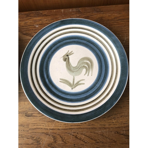 110 - x2 Vintage French Rooster Plates (x1 Longchamp - 21cm Ø, 24cm Ø)