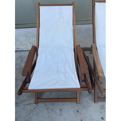 125 - Pair of Wooden Garden/Beach Deck Folding Chairs