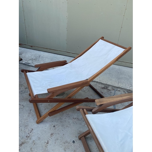 125 - Pair of Wooden Garden/Beach Deck Folding Chairs