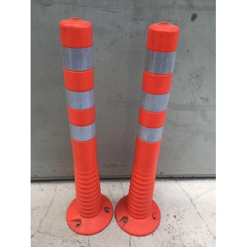 262 - x2 Car Highway Roadside Emergency Safety Warning Poles