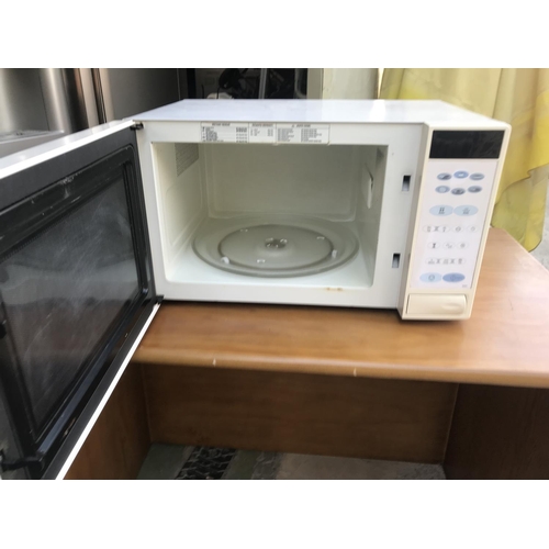 270 - Samsung M945 1000W Microwave Oven