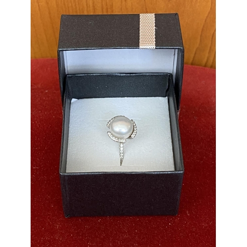 62 - Silver 925 Chinese Fresh Water Cultured Pearl & 35 Cubic Zirconia Ring