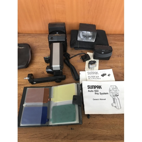 599 - Sunpak Auto 622 Pro-System Flash with Accessories