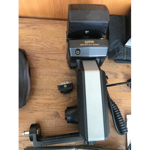 599 - Sunpak Auto 622 Pro-System Flash with Accessories