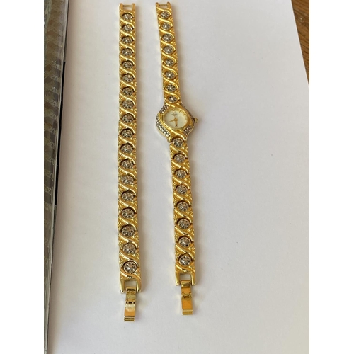 200 - Westair Japan Vintage Ladies Watch with Golden Tone and Matching Bracelet (Untested)