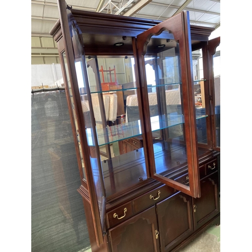 7 - American Drexel Heritage 2-Piece Display Cabinet/Vitrine with Glass Shelves and Internal Lighting (1... 