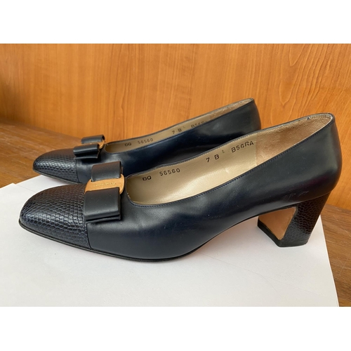 194 - Salvatore Ferragamo Women's Leather Navy shoes Size 7/37